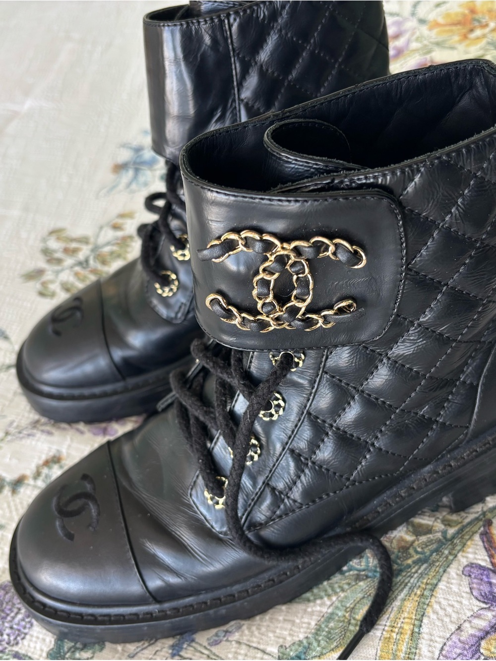 CHANEL 21A Black Quilted Leather Lace-Up Boots with Gold Chain CC - Picture 9 of 10